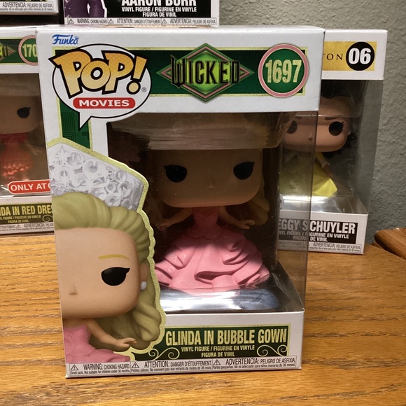 Funko Pop Glinda in the Bubble Gown Wicked #1697 - Picture 1 of 4